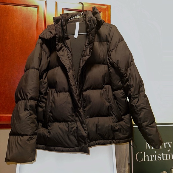 lululemon puffer size 8 
Detachable hood
no signs of wear
keeps you so warm - Picture 2 of 4